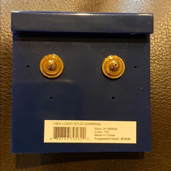 ⭐️NWT⭐️TORY BURCH HEX-LOGO STUD EARRINGS - Picture 2 of 5